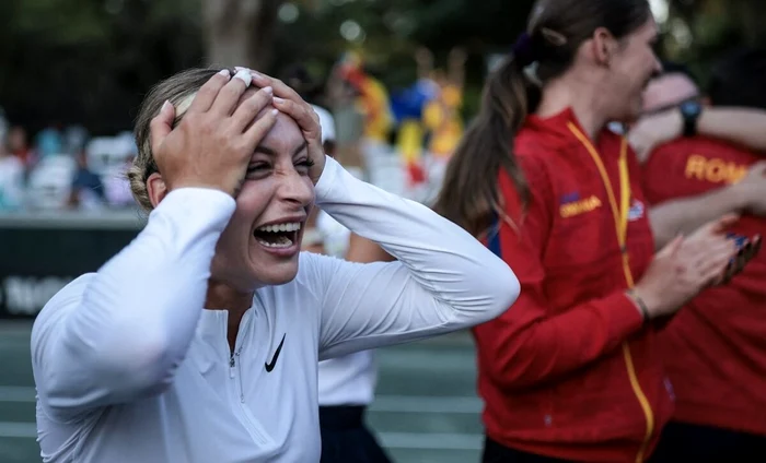 Ana Bogdan și imaginea memorabilă de la finalul victoriei cu Ucraina, în aprilie. FOTO: Facebook
