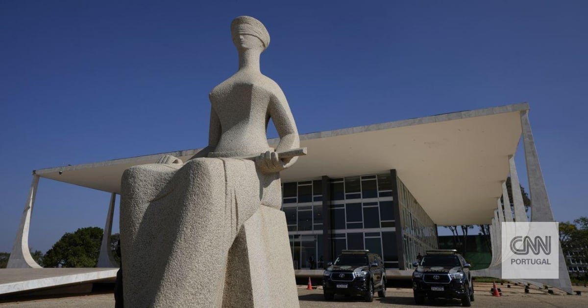 Supremo evacuado, ministros retirados e pelo menos uma morte. Fortes explosões ouvidas em Brasília