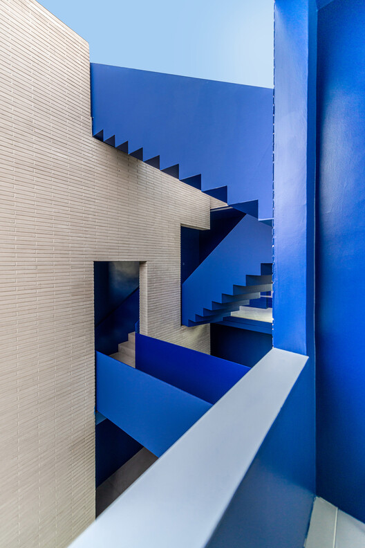Overprovision: Exploring Purposefully Wasteful Spaces in Residential Design - Image 3 of 17