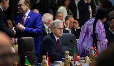 Prime Minister Støre sitting at the G20-table.