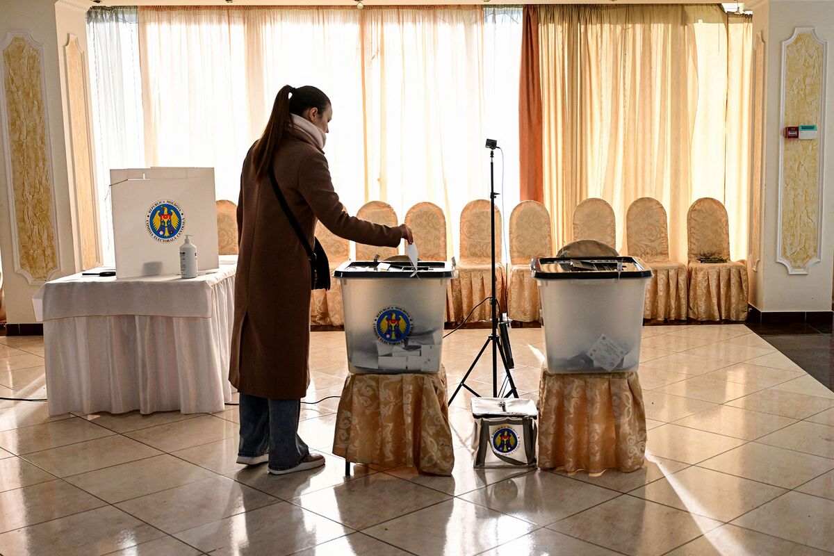 Moldova Reshuffles Government After Tight EU Referendum