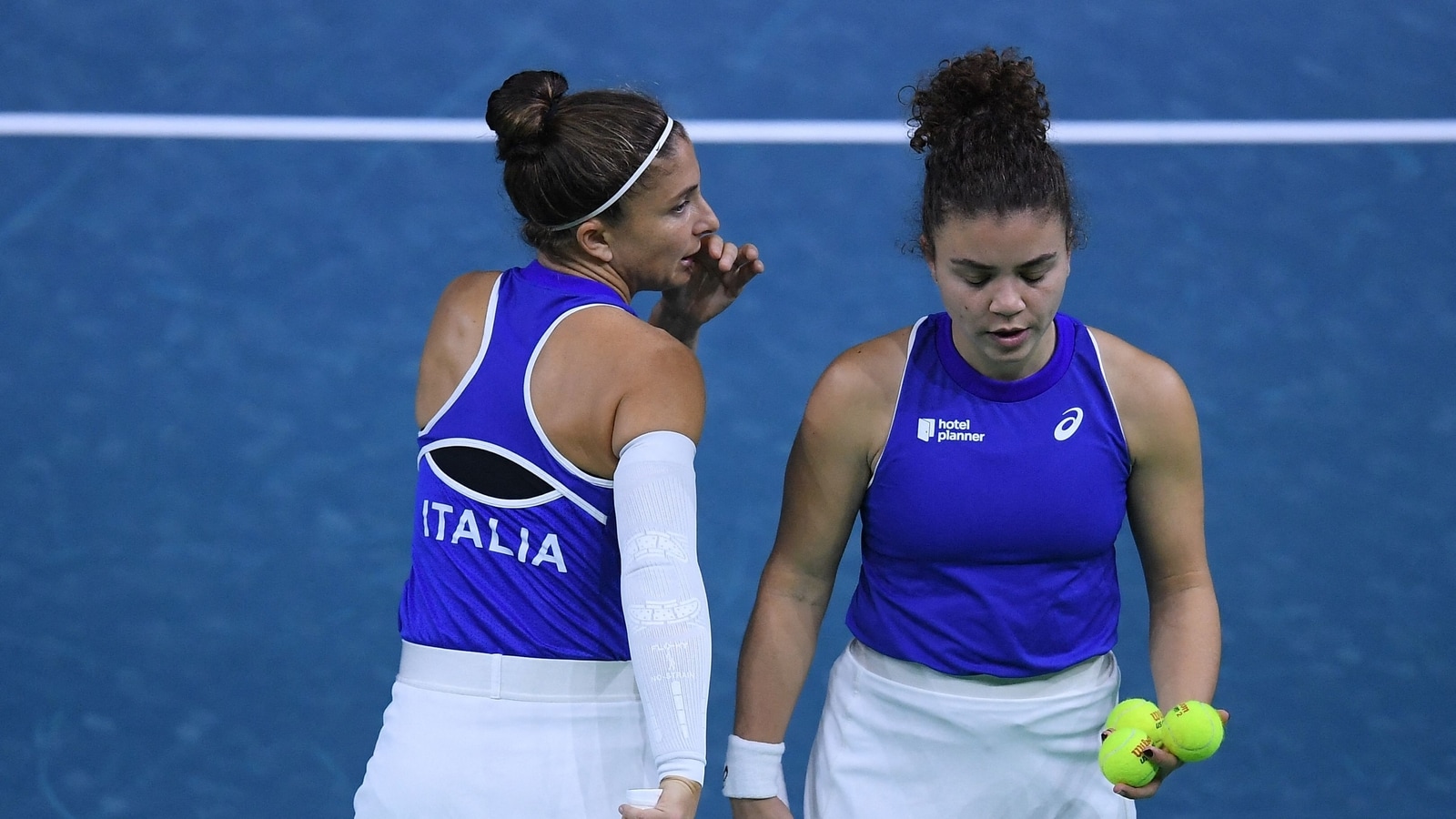 Italy eliminate Swiatek's Poland to reach BJK Cup final | Tennis News