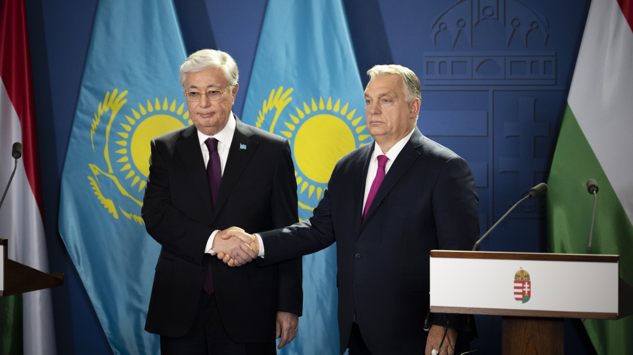 A Miniszterelnöki Sajtóiroda által közreadott képen Orbán Viktor miniszterelnök (j) és Kaszim-Zsomart Tokajev kazah elnök kezet fog, miután közös sajtónyilatkozatot tettek megbeszélésüket követően a Karmelita kolostorban 2024. november 20-án.