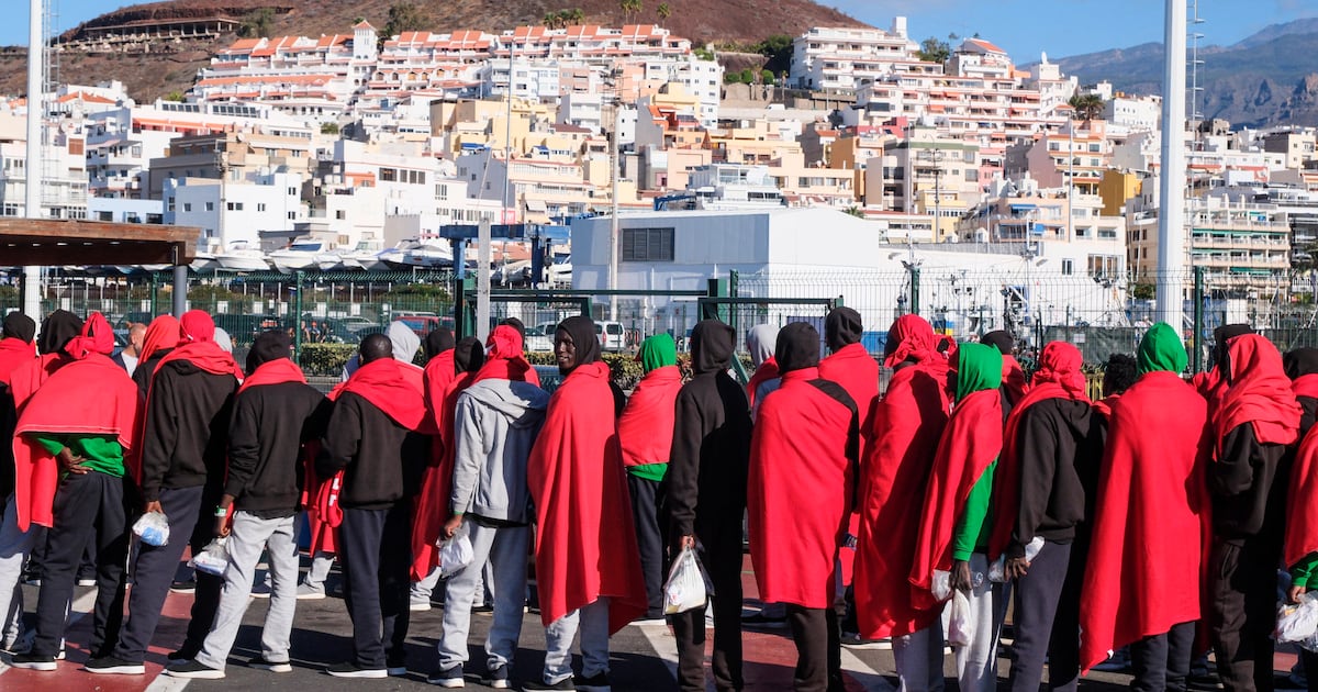 Spain to legalise residency of hundreds of thousands of migrants