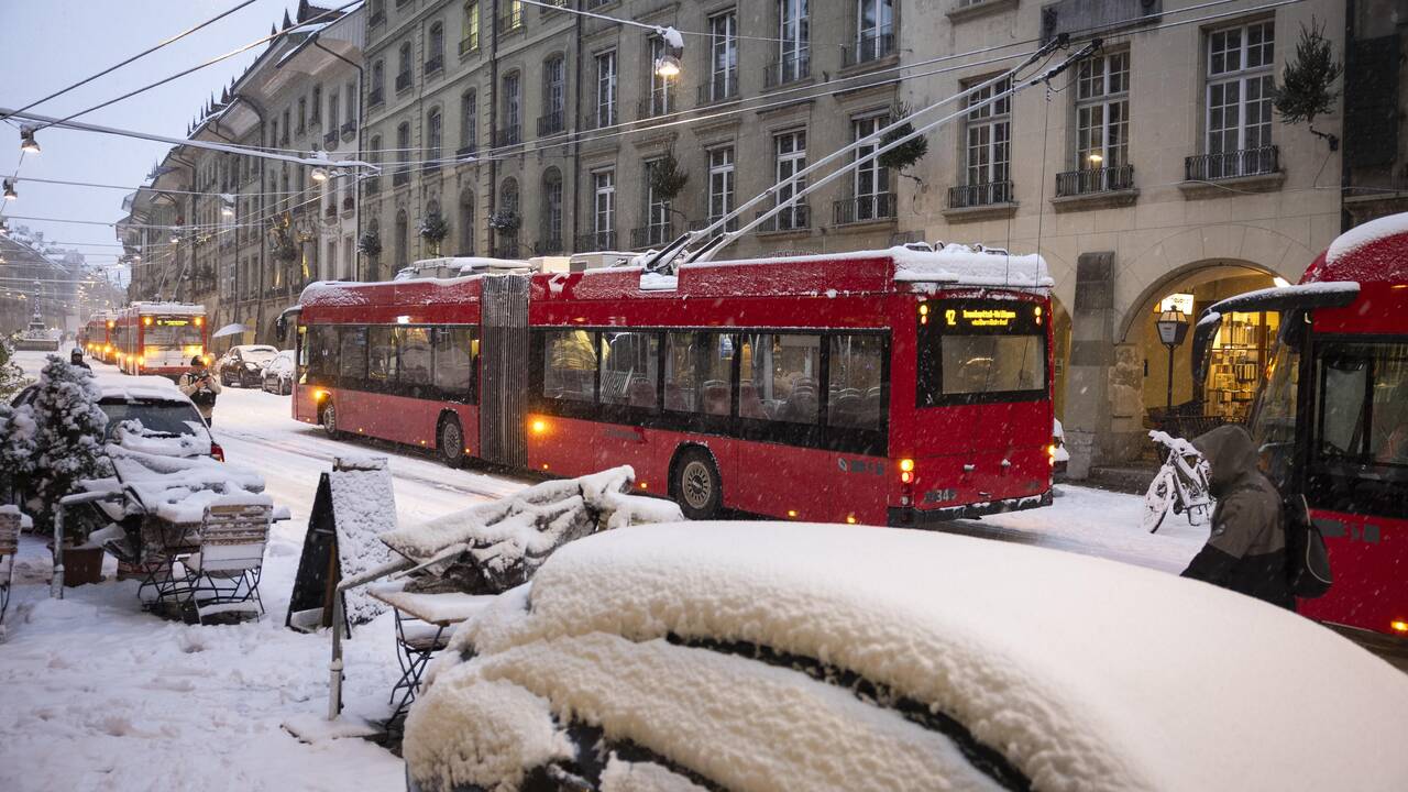 En images – La Suisse perturbée par ses premières chutes de neige en plaine