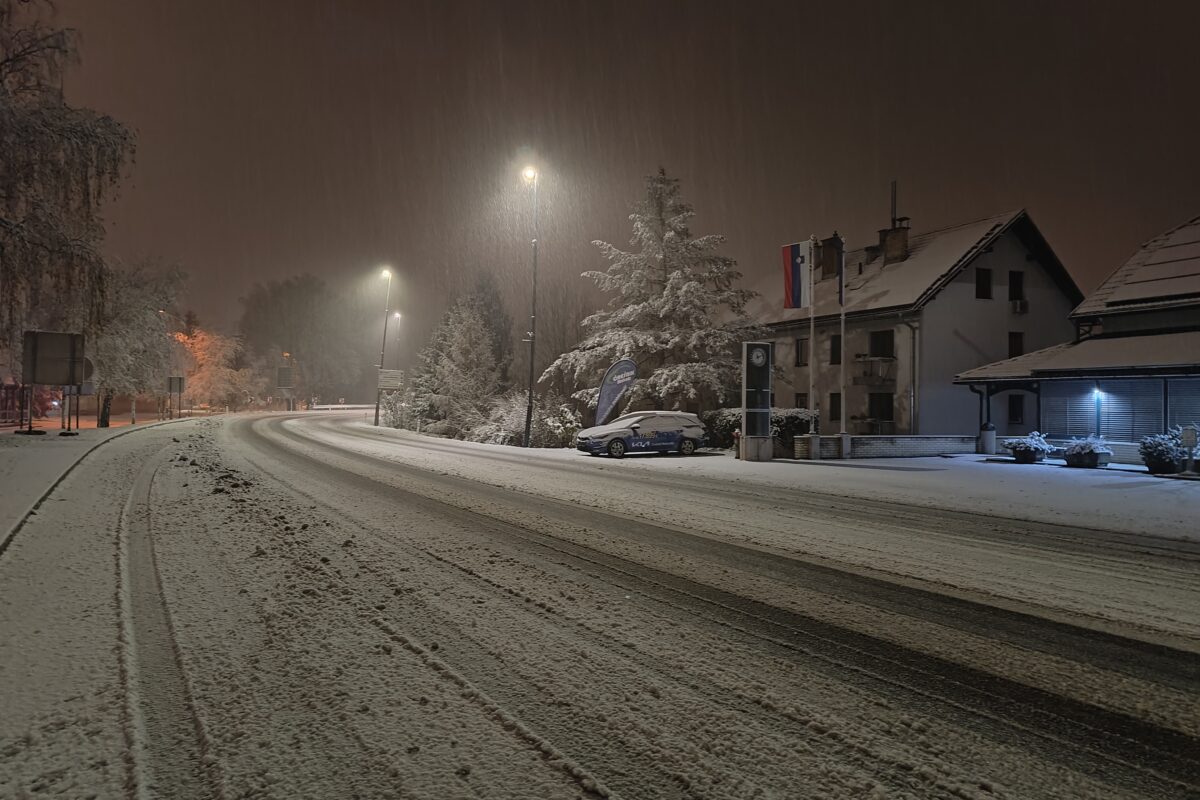 Ponekod po Sloveniji smo se zbudili v zasneženo jutro (FOTO in VIDEO)