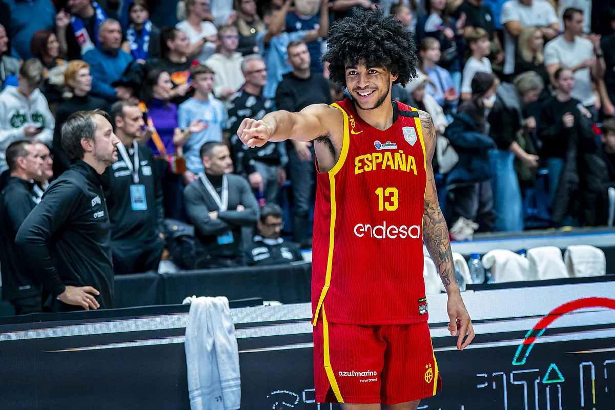 El esperado (e ilusionante) debut de Izan Almansa con España: 15.000 kilómetros, 10 puntos en 10 minutos y los consejos de Fran Vázquez - El Mundo