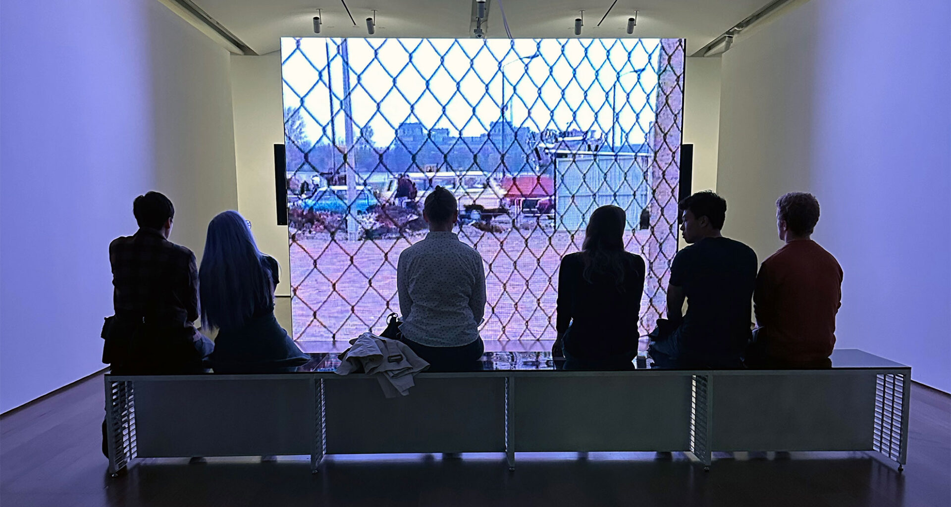 A small audience is watching “Die leere Mitte” (“The Empty Centre”), which is presented in its own gallery.