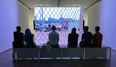 A small audience is watching “Die leere Mitte” (“The Empty Centre”), which is presented in its own gallery.