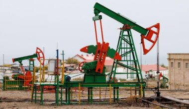 Oil Edges Lower After Surging Last Week on Geopolitical Risks