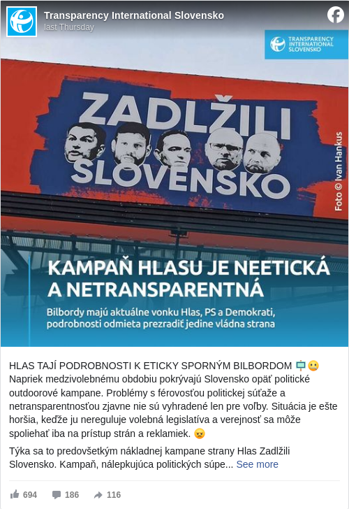 Transparency International Slovensko: HLAS TAJÍ PODROBNOSTI K ETICKY SPORNÝM BILBORDOM 🪧🤐
 Napriek medzivolebnému obdobiu pokrývajú Slovensko opäť politické outdoorové kampane. Problémy s férovosťou politickej súťaže a netransparentnosťou zjavne nie sú vyhradené len pre voľby. Situácia je ešte horšia, keďže ju nereguluje volebná legislatíva a verejnosť sa môže spoliehať iba na prístup strán a reklamiek. 😠

 Týka sa to predovšetkým nákladnej kampane strany Hlas Zadlžili Slovensko. Kampaň, nálepkujúca politických súperov ako gamblerov zodpovedných za miliardové škody len na základe vlažného prístupu k faktom, naráža na etické princípy vedenia kampaní. Rozpory kampane s faktami „ošetrujú“ iba upozornením v pätičke, že „obsah tejto stránky môže byť fiktívny a nezodpovedať skutočným udalostiam či postavám“. 🎬

 Etický kódex volebnej kampane, ktorú vlani pred parlamentnými voľbami vypracovala Asociácia Public Relations, definuje, že politická reklama by nemala využívať nekalé komunikačné praktiky, zneužívať negatívne emócie a nálady v spoločnosti, mala by byť s rešpektom k súperovi, pravdivá, vedome nezavádzať, ale prinášať overené dáta a relevantné zdroje informácií. 📊

 Za kampaňou Hlasu stojí agentúra Creo Advertising, ktorá s ním spolupracuje dlhodobo a členom asociácie nie je. Hlas sa pred voľbami s asociáciou z vlastnej iniciatívy ku kódexu aj stretol, s princípmi sa zjavne nestotožnil. 🤔

 Hlas sa k bilbordom jasne nehlási, aj na kampaňovom webe je táto informácia skrytá iba vo vyhlásení o ochrane osobných údajov. Kódex PR agentúr apeluje, aby boli politické kampaňové výstupy označené jasne a viditeľne na všetkých vizuáloch aj nad rámec zákona. Hlas nám nedopovedal na naše otázky ohľadom rozsahu a financovania kampane. 🤐

 Otvorenejšie ku svojim kampaniam pristupujú Demokrati A PS, ktorí bilbordy nasadili v rovnakom čase a jasne sa k vizuálom hlásia. Demokrati nám vyčíslili, že za ich informačný web k petícii za vyhlásenie referenda o skrátení volebného obdobia, merch aj tzv. doublebig billboard, zaplatili zatiaľ 10-tisíc eur. 👛

 PS nasadilo do kampane k hodnoteniu roku vlády v novembri 134 bilibordov a aj platené videá, ktoré aj mimo volebnej kampane dobrovoľne označujú. Hodnotu bilborodov neprezradili, pohybuje sa vraj „v štandardnej cene adekvátnej k nekampaňovému obdobiu“. Strana ich rozmiestnila najmä v regiónoch, kde sa vo voľbách darilo vládnej koalícii. 🪧

