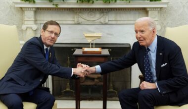Biden dismisses journalist’s question on reaching deal for Gaza captives | Israel-Palestine conflict News