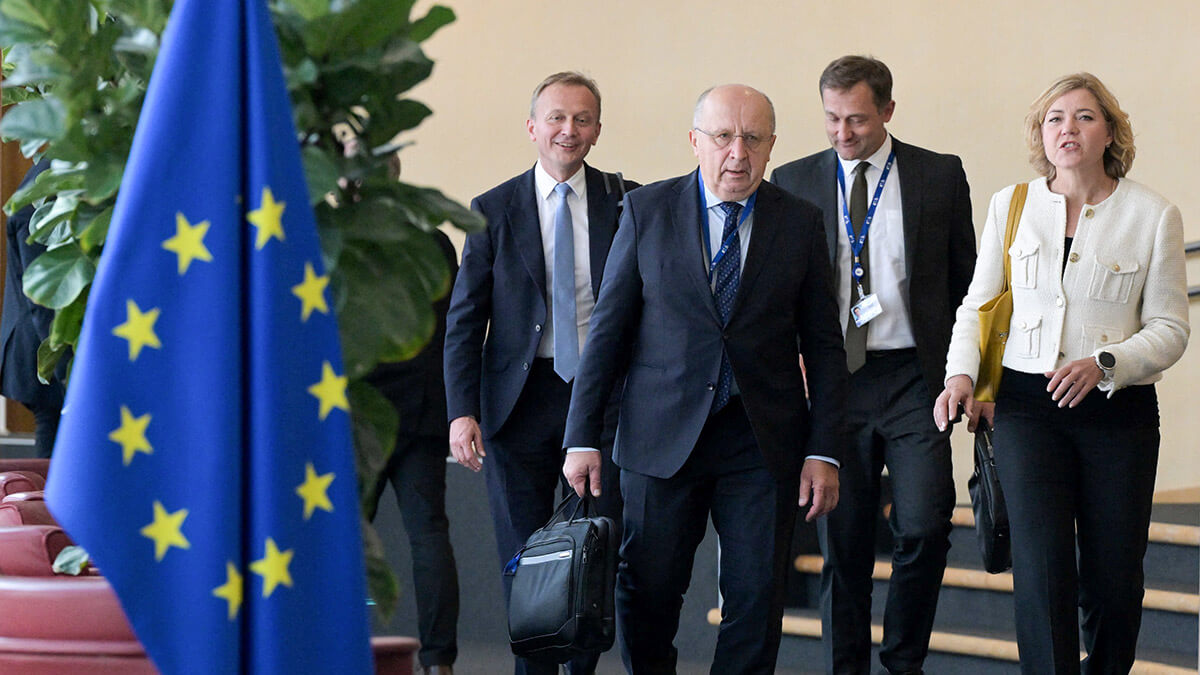 <p>Los comisarios europeos designados Andrius Kubilius, comisario de Defensa y Espacio, y Henna Virkkunen, vicepresidenta ejecutiva de Soberanía Tecnológica, Seguridad y Democracia, llegan a una reunión de la Junta de Comisarios en Bruselas, Bélgica, el 18 de septiembre de 2024 - AFP/JOHN THYS</p>

<p> </p>
