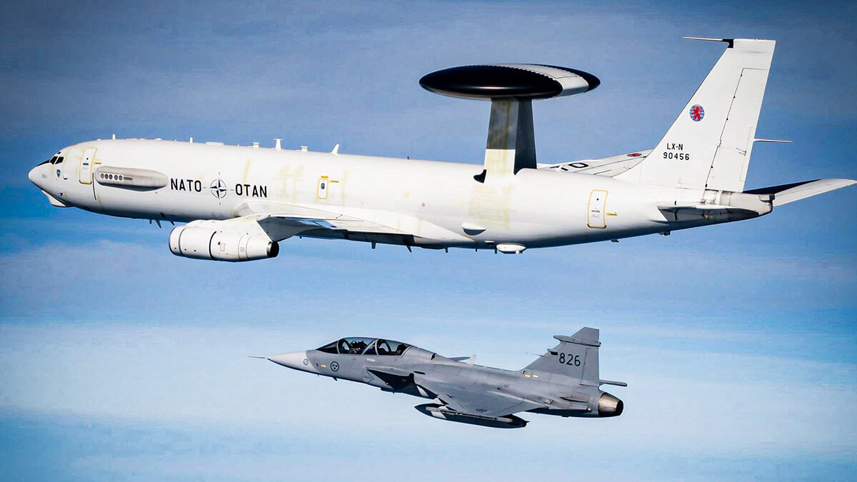 Un avión del sistema de alerta y control aerotransportado de la OTAN acompañado por un caza Gripen de Suecia en misión de vigilancia del espacio aéreo bajo responsabilidad de la Alianza - PHOTO/NATO-USAF-Sgt. Andrew Sarver