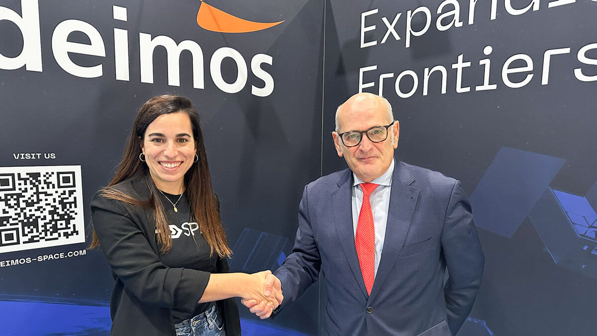 La responsable en PLD del programa Miura 5, María Jesús Alberola, estrecha la mano del director de Desarrollo de Negocio de Deimos, Ignacio Tourne, tras ratificar el acuerdo para desarrollar el GNC del futuro lanzador español - PHOTO/Deimos Space
