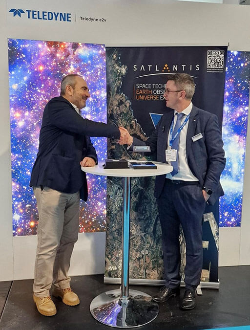 El presidente ejecutivo de Satlantis, Juan Tomás Hernani, y el vicepresidente de Teledyne Space Imaging, Daniel Waller, sellan en Bremen su acuerdo para desarrollar la electrónica principal de un detector de muy alta resolución - PHOTO/Satlantis