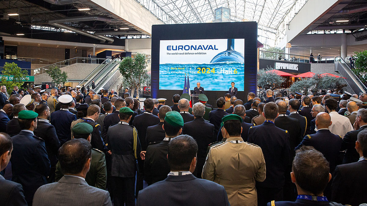 El jefe de Estado Mayor de la Marina Nacional, almirante Nicolás Vaujour, pronuncia el discurso de inauguración de Euronaval 2024. A su derecha, el presidente ejecutivo de Naval Group, Pierre Eric Pommellet - PHOTO/Euronaval