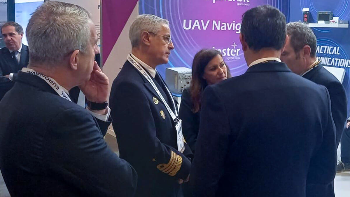 El jefe de Estado Mayor de la Armada española, almirante Antonio Piñeiro, con el director de Ingeniería y Construcciones Navales, vicealmirante Nicolás Lapique, en el stand del Grupo Oesia en su visita al salón Euronaval - PHOTO/Grupo Oesia