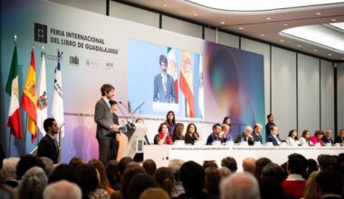 Ernest Urtasun inaugura el pabellón de España País Invitado de Honor en la 38ª Feria del Libro de Guadalajara
