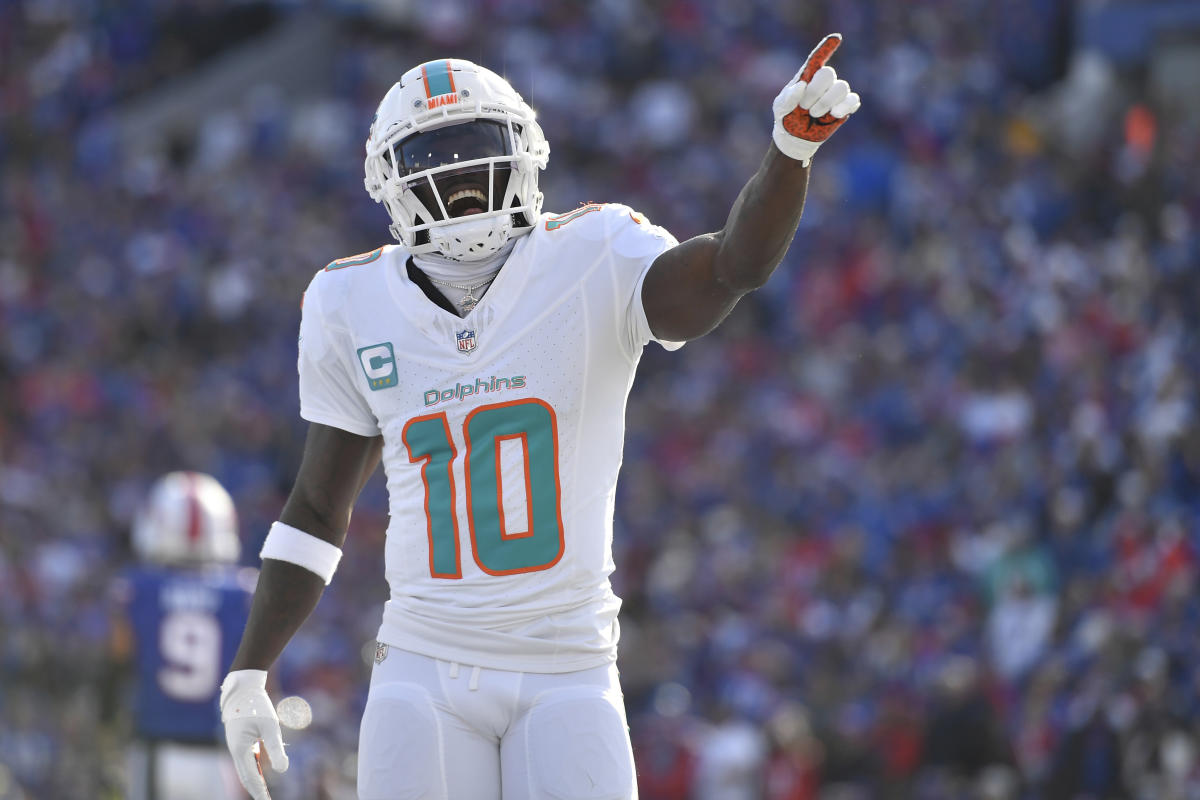NFL injury tracker Week 11: Tyreek Hill putting off wrist surgery, Amari Cooper questionable, Tee Higgins expected to play