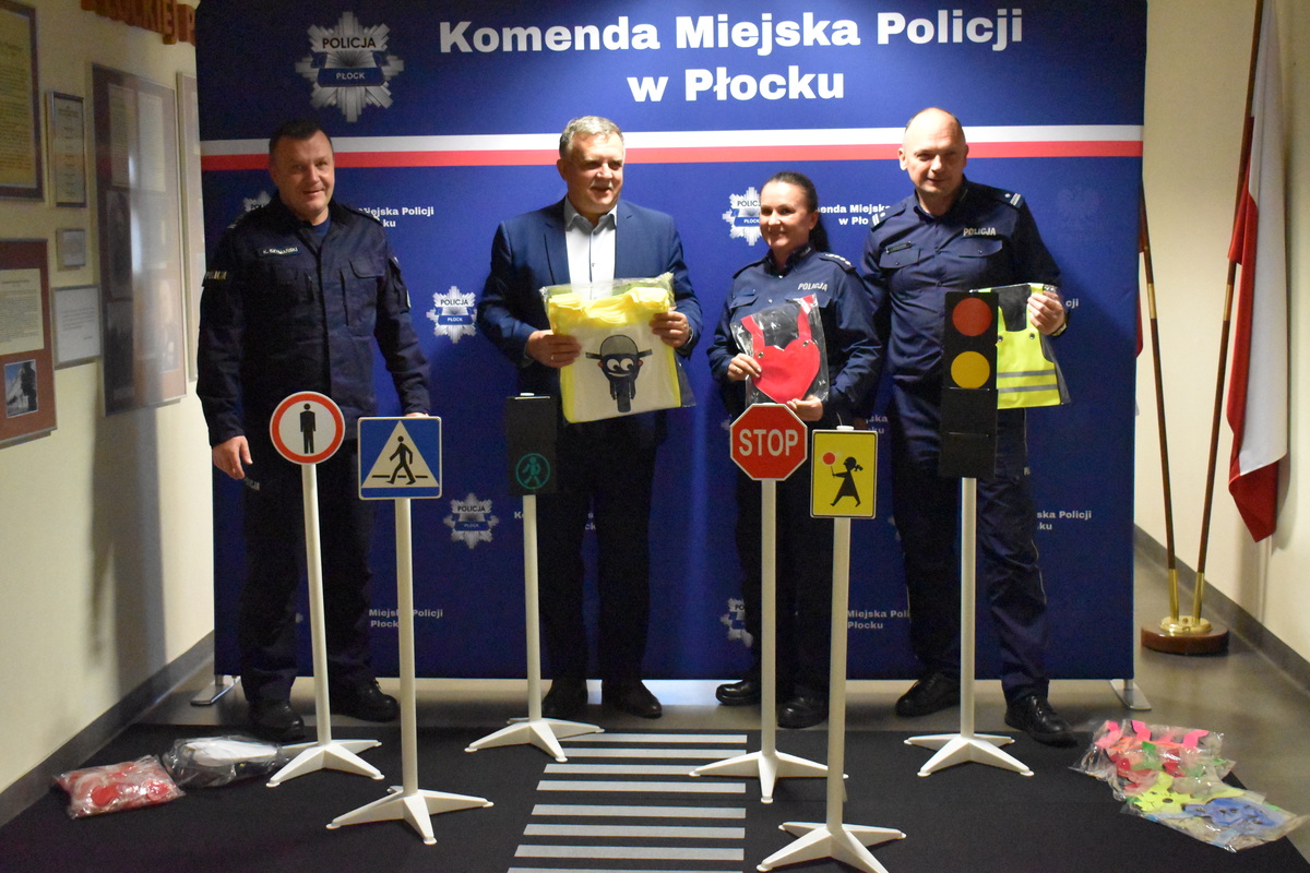 Przekazanie mini miasteczka ruchu drogowego - Aktualności