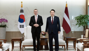 President Yoon Suk Yeol, right, and his Latvian counterpart, Edgars Rinkevics, pose for a photo during their summit at the presidential office in central Seoul on Thursday. [YONHAP]