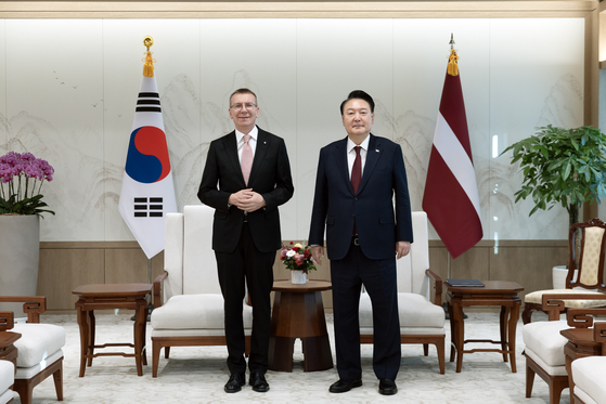 President Yoon Suk Yeol, right, and his Latvian counterpart, Edgars Rinkevics, pose for a photo during their summit at the presidential office in central Seoul on Thursday. [YONHAP]