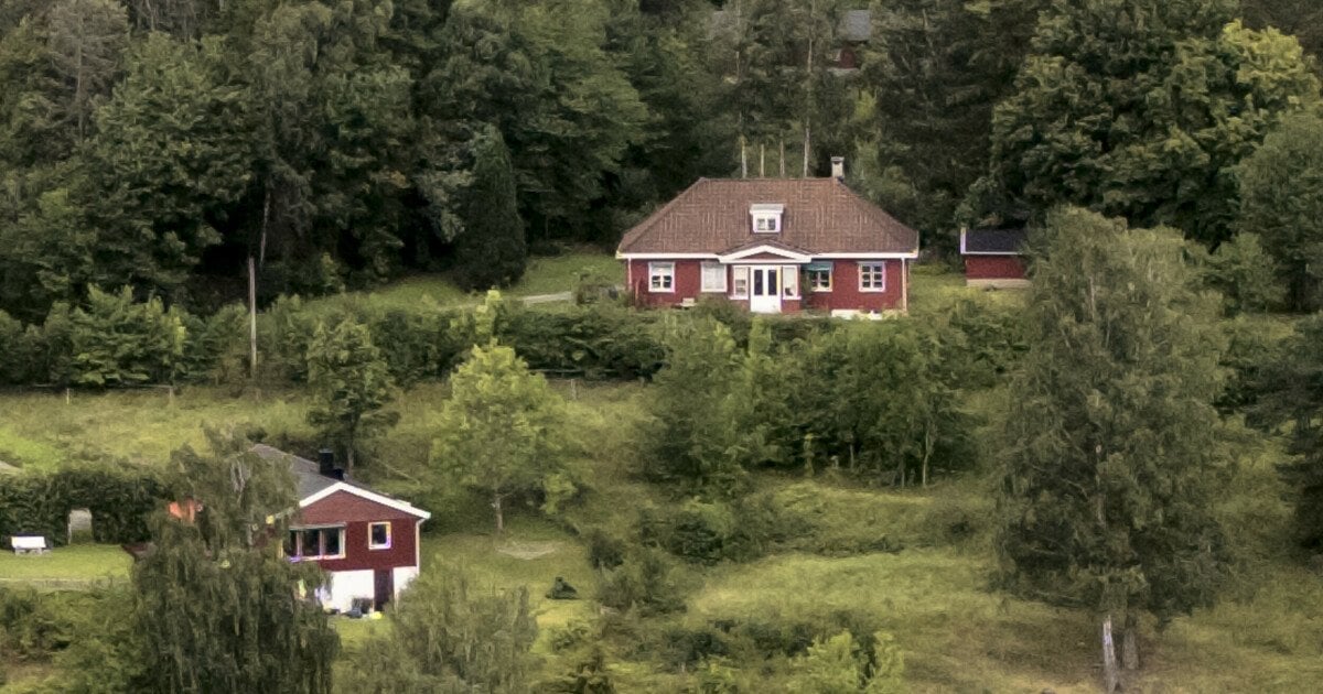 Son of Norwegian Crown Princess charged with second r@pe at his home Sept. 26. The day after he and the Crown Princess are seen buying new mattress protector.