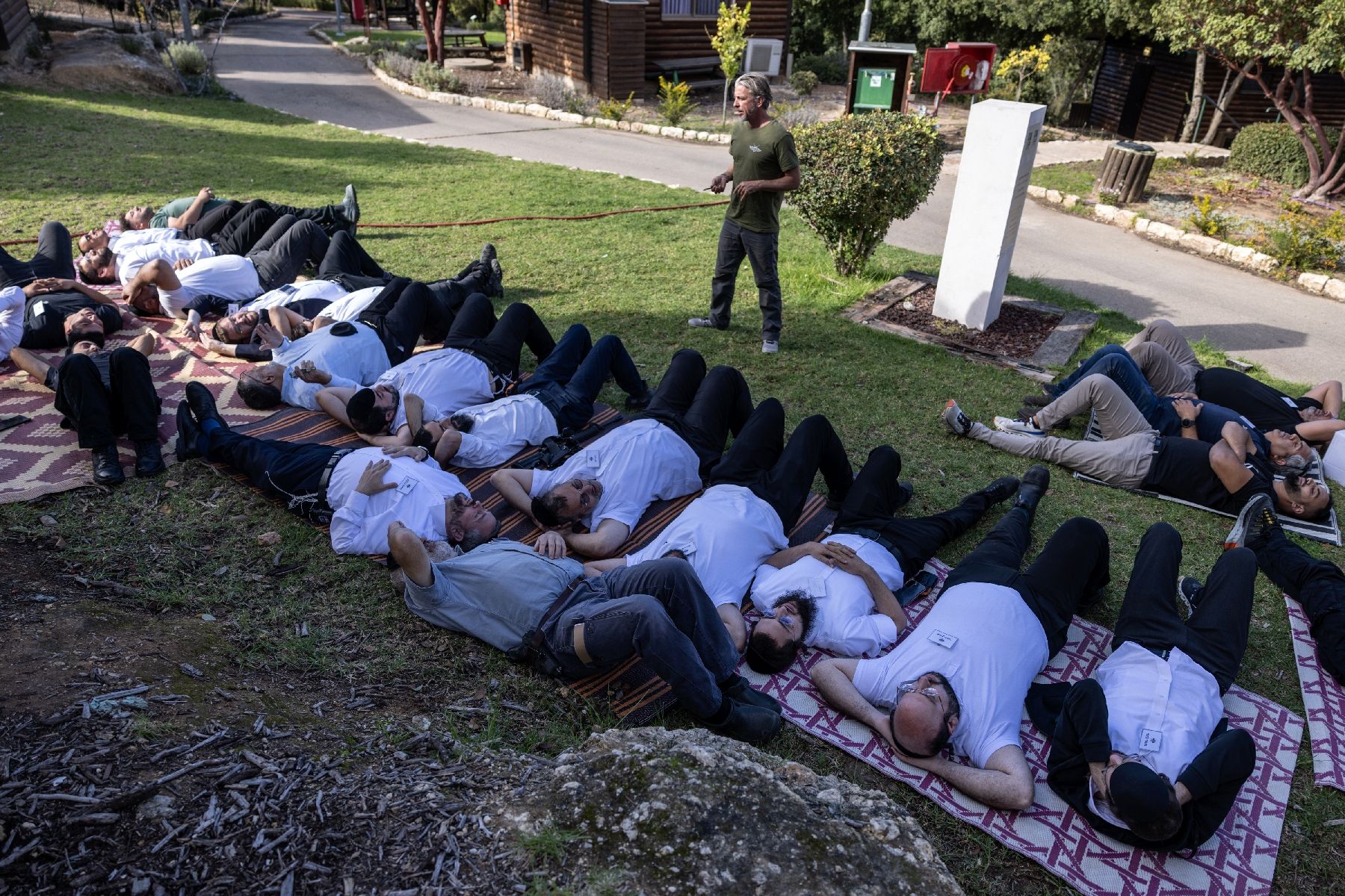 Des volontaires de Zaka, une organisation israélienne chargée de secourir et de collecter les restes des morts, participent à une session d'activités visant à traiter les traumatismes, à Nes Harim, près de Jérusalem, le 17 novembre 2024