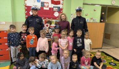 Krakowscy policjanci spotykali się z najmłodszymi, aby edukować na temat bezpieczeństwa - Aktualności