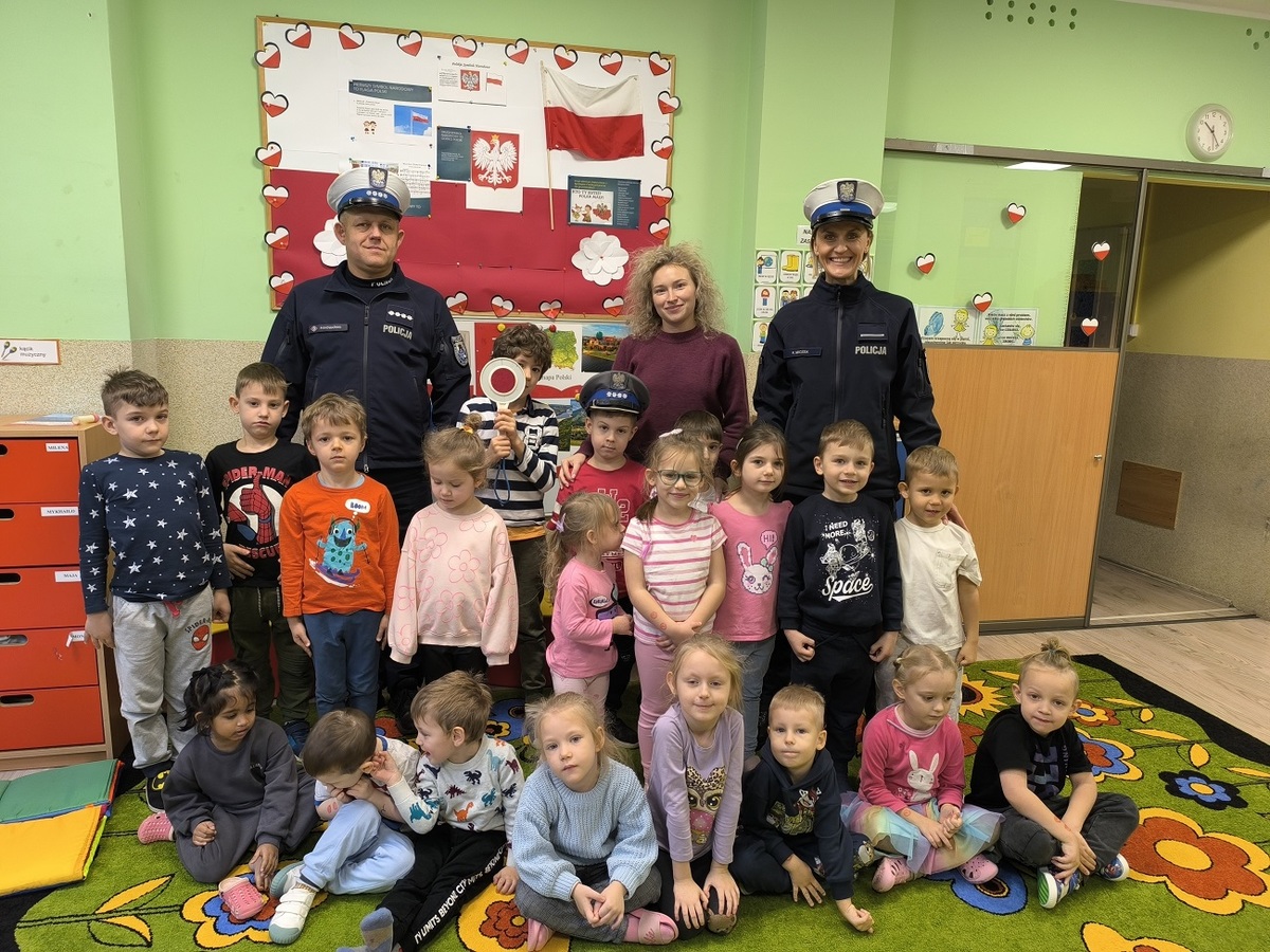 Krakowscy policjanci spotykali się z najmłodszymi, aby edukować na temat bezpieczeństwa - Aktualności