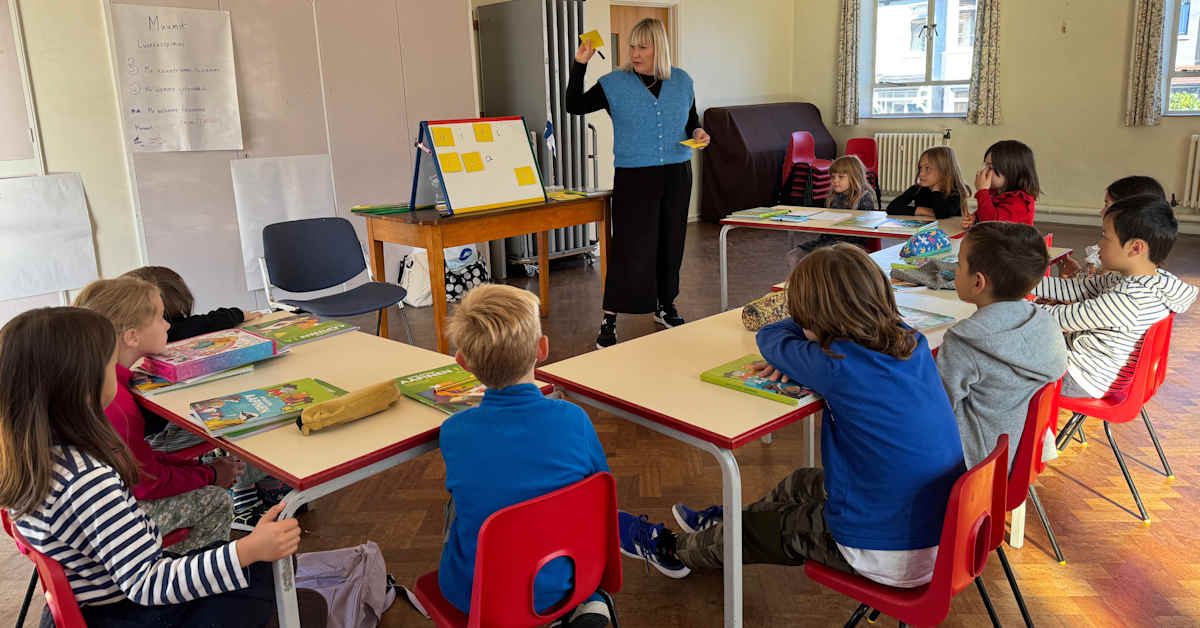 Lontoon Suomi-kouluun riittää yhä suomalaisia lapsia: ”Olen oppinut täällä maailmansodasta ja Karjalasta” | Ulkomaat
