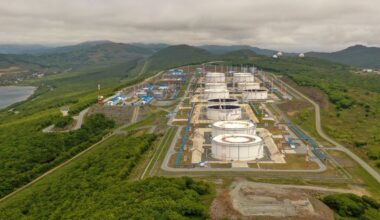 Oil slips on Sverdrup field restart, geopolitical fears support