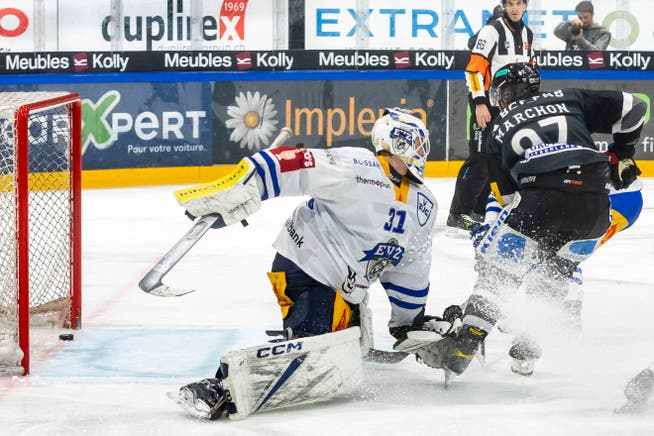 Gottéron-Stürmer Nathan Marchon trifft zum 3:1, EVZ-Goalie Santo Simmchen ist geschlagen.
