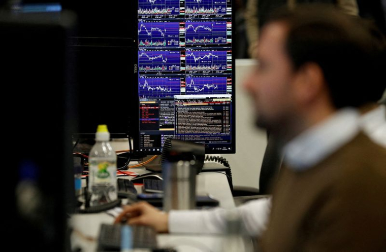 Un trader travaille chez CMC Markets à Londres