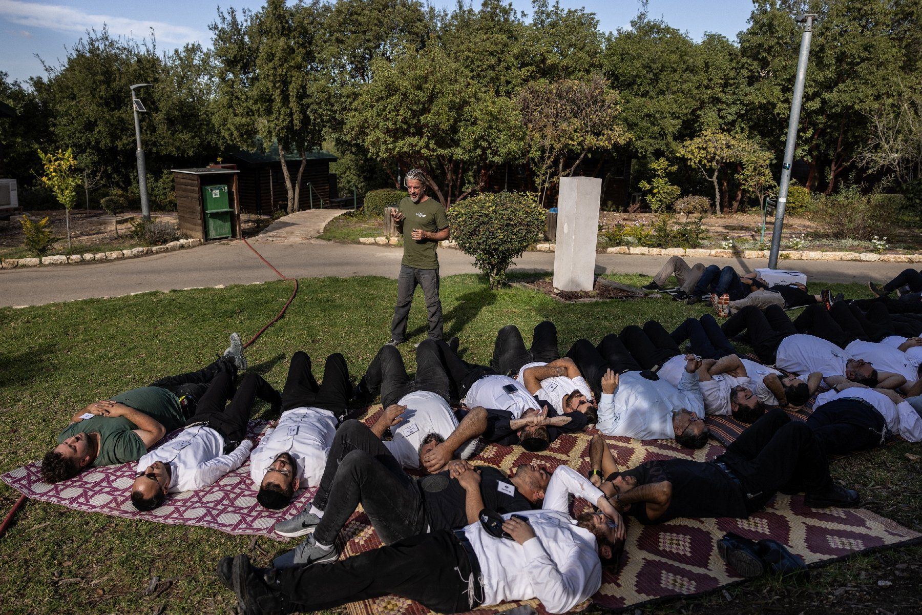 Des volontaires de Zaka, une organisation israélienne chargée de secourir et de collecter les restes des morts, participent à une session d'activités visant à traiter les traumatismes, à Nes Harim, près de Jérusalem, le 17 novembre 2024