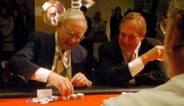 Buffett Hoarded Cash, Sold Stocks, Halted Buybacks Ahead of Election