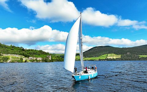 Après avoir défié les mers et lacs du Nord, ici, au Loch Ness, les membres du quatuor souhaitent s’ancrer dans leur territoire et profiter de leur entourage. Avant, peut-être, de repartir un jour.