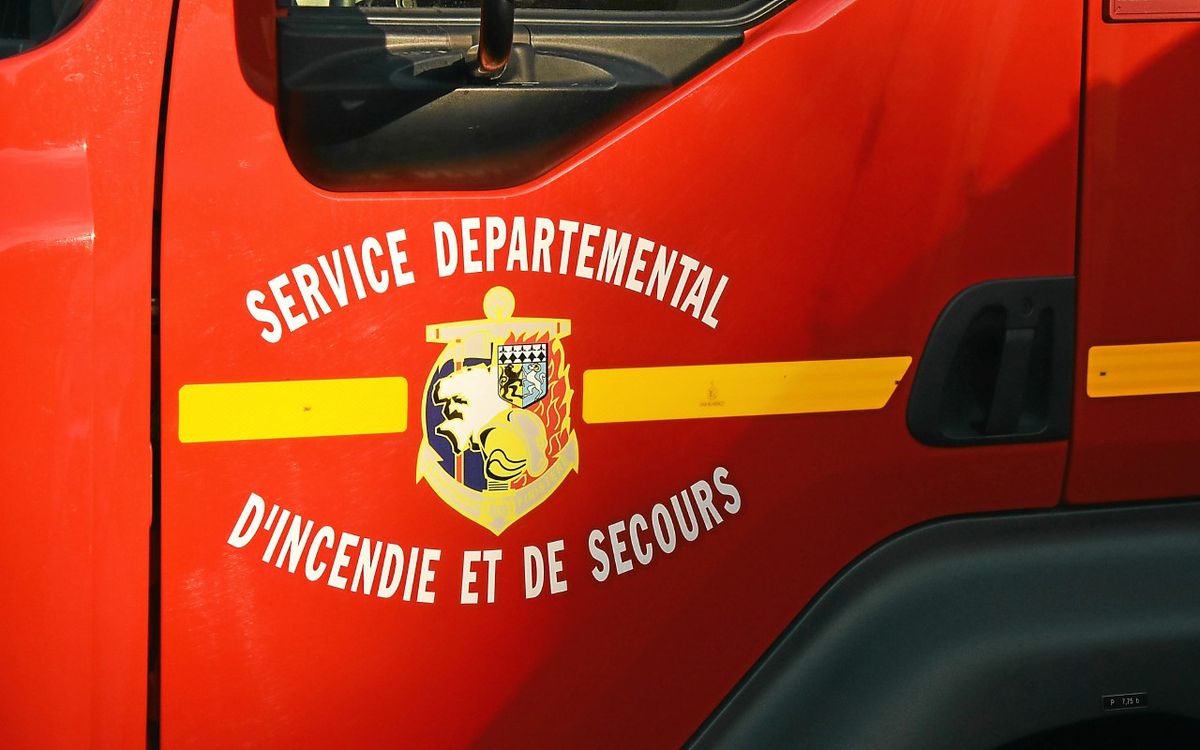 « Il a à peine eu le temps de sortir que le pare-brise a explosé » : une voiture électrique en feu a paralysé la RN12 à Saint-Thonan mercredi soir