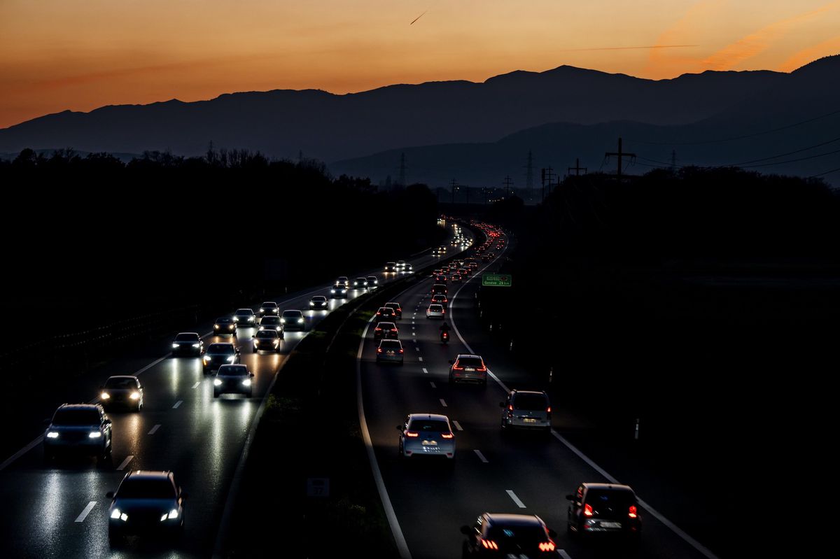 Des vehicules circulent sur l'autoroute A1 entre Gland et Nyon le vendredi 15 novembre 2024 a Vich. Le 24 novembre 2024 prochain, le peuple suisse se prononcera sur l'arrete federal sur l'etape d'amenagement 2023 des routes nationales. Avec notamment le projet pour l'autoroute A1 entre Le Vengeron et Nyon. (KEYSTONE/Jean-Christophe Bott)