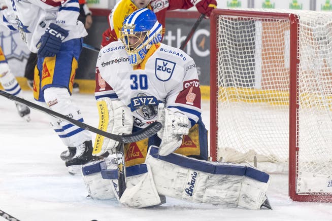 Das lange Warten hat ein Ende: Goalie Leonardo Genoni steht nach einer langen Verletzungspause wieder im EVZ-Tor.
