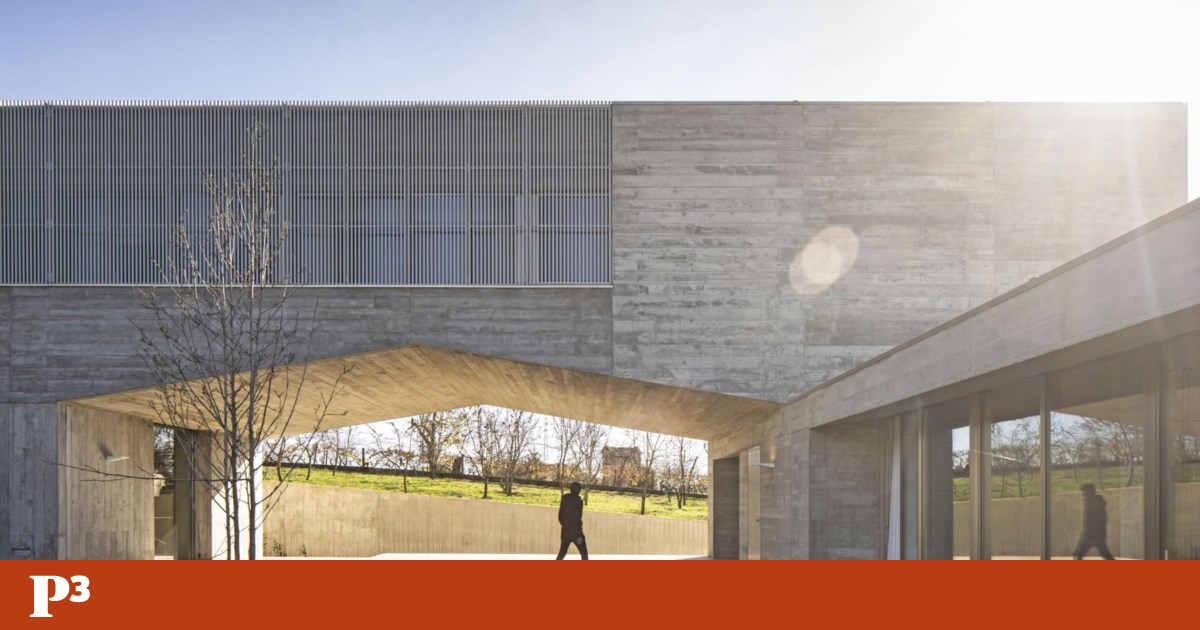 Esta casa na aldeia é uma escultura em betão com vista para a Serra do Marão | Arquitectura