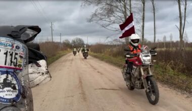 Desmitiem patriotisku motobraucēju rudens skarbumā godina Latviju