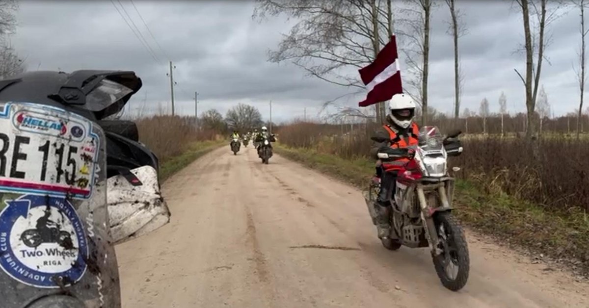 Desmitiem patriotisku motobraucēju rudens skarbumā godina Latviju