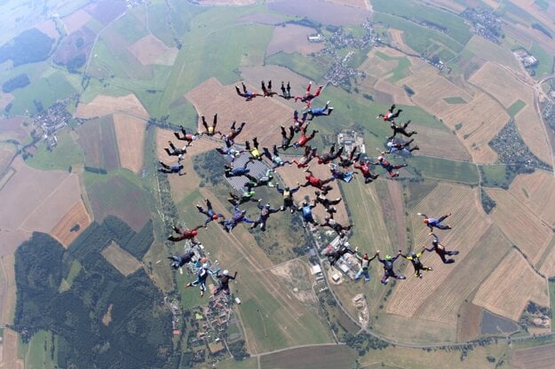 Slovak paratroopers broke the national record. They formed a 46-member formation during their jump.