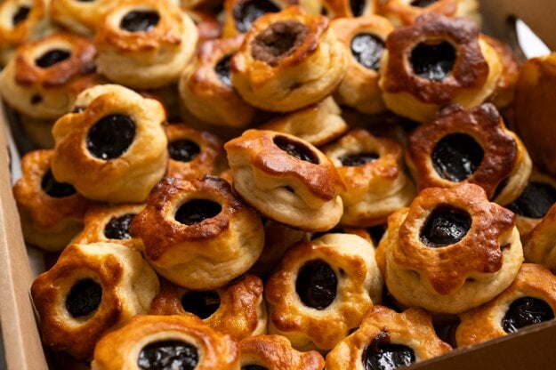 Závodské osúšky are puff-pastry buns in the shape of stars with various sweet fillings.
