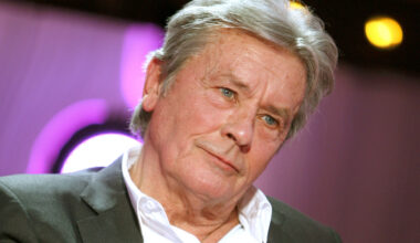 Alain Delon bisexuel ? Ce célèbre animateur avec qui il aurait eu une liaison, “n’insistez pas…”