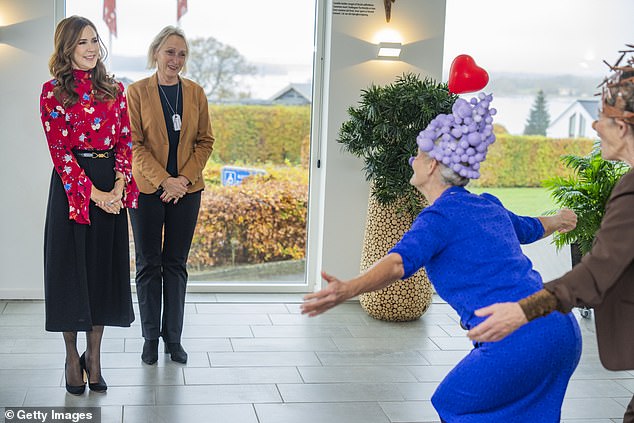 She even grinned as the hospital employees put on a show for her at the Severin Konference hotel
