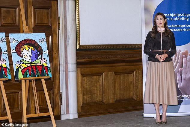 She wore her thick brunette tresses down at her shoulders in gentle waves and matched her glamorous outfit to an elegant makeup look