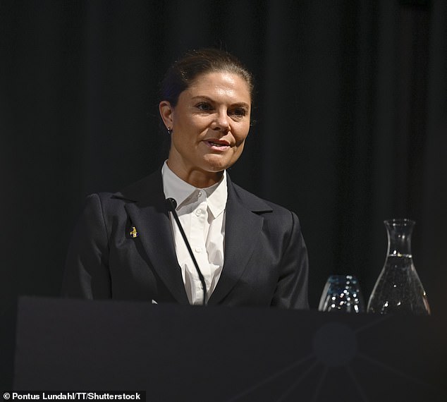 Victoria making a speech. The Swedish Women's Voluntary Defence Organisation is 'Sweden's largest defence organisation open only to women', known as the Svenska Lottakåren (SLK)